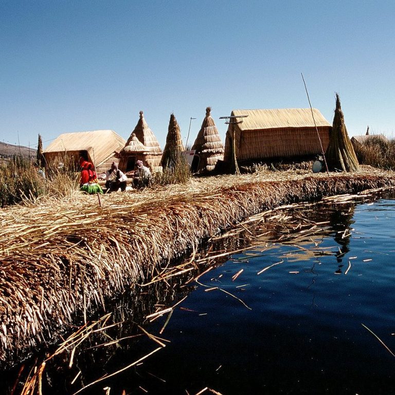 Traditionelle Uros-Hütten aus Schilf auf dem Titicacasee in Peru.