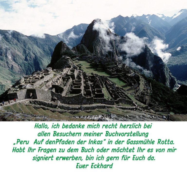 Wanderer auf einem Pfad durch eine grüne, hügelige Landschaft.